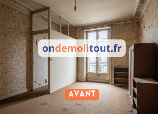 Appartement 75m² Paris 15ème avant curage - pièce encombrée avec anciennes cloisons, papier peint défraîchi et moquette usée