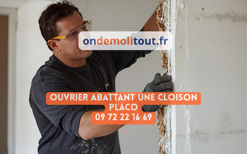 Démolition cloison placo en cours