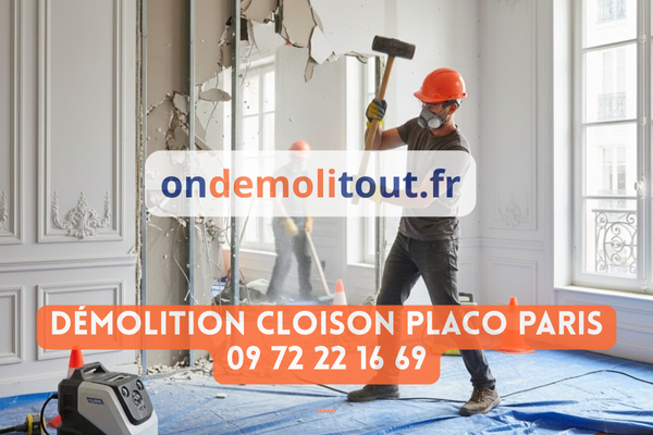 Démolition de cloison en placo en cours - ouvrier avec masse abattant une séparation dans un appartement pour créer un espace ouvert