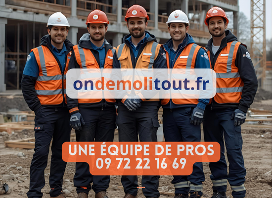 Équipe de professionnels On Demolit Tout sur un chantier de démolition à Paris - ouvriers qualifiés avec équipements de protection